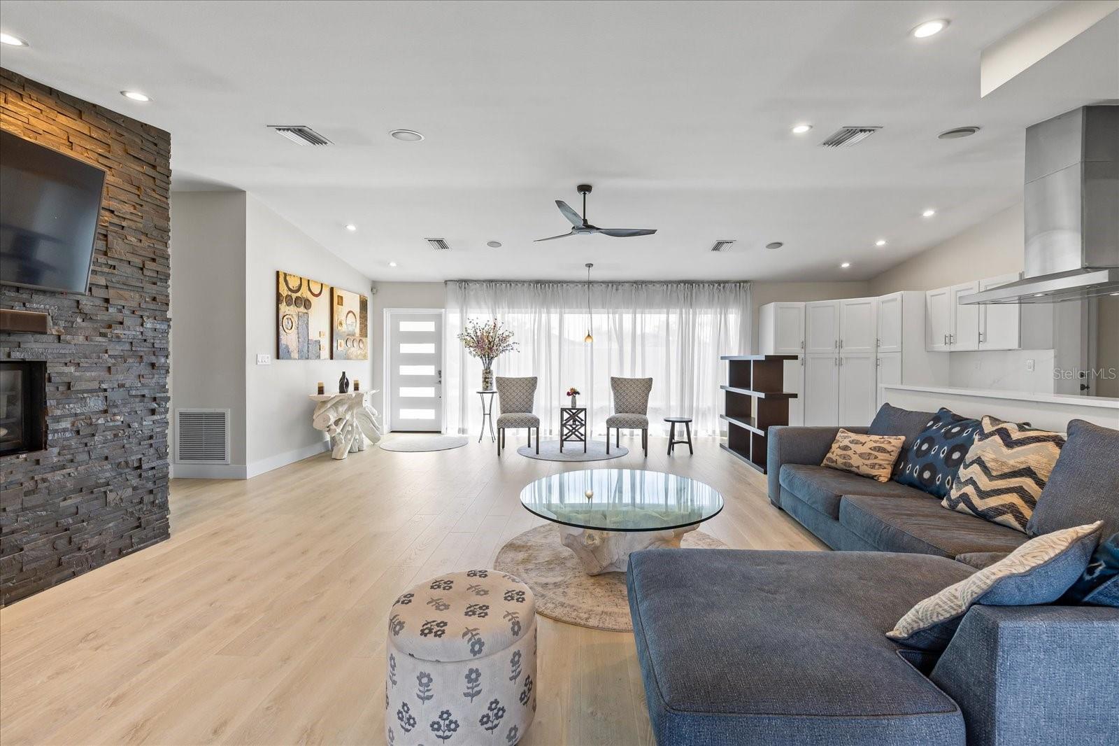 3956 VERSAILLES DR