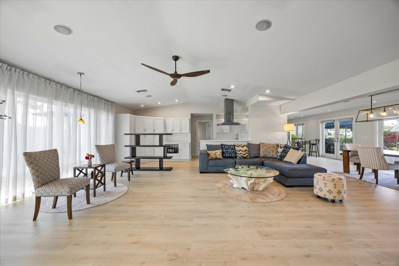3956 VERSAILLES DR