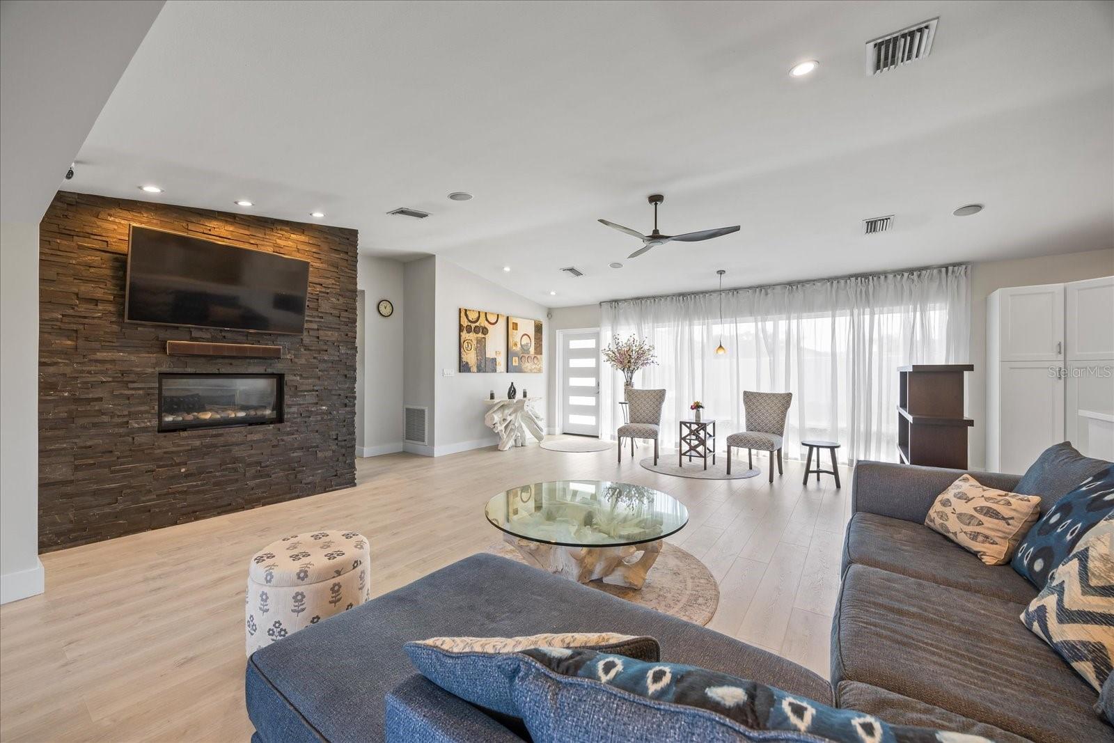 3956 VERSAILLES DR