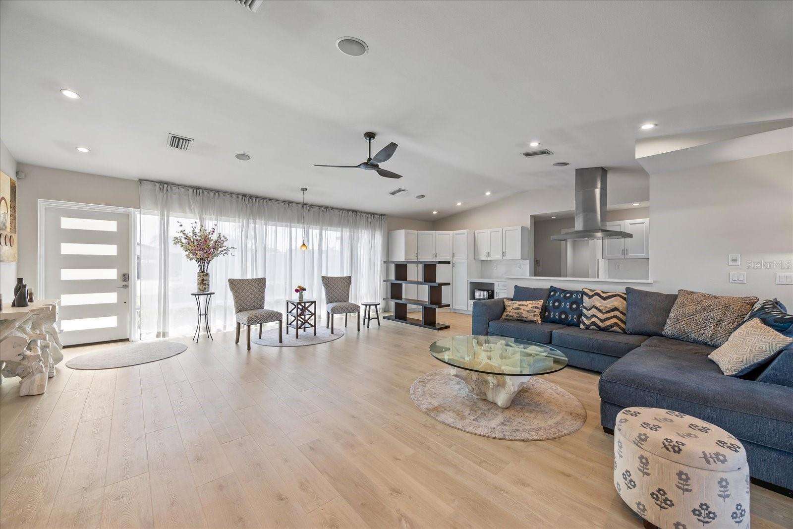 3956 VERSAILLES DR