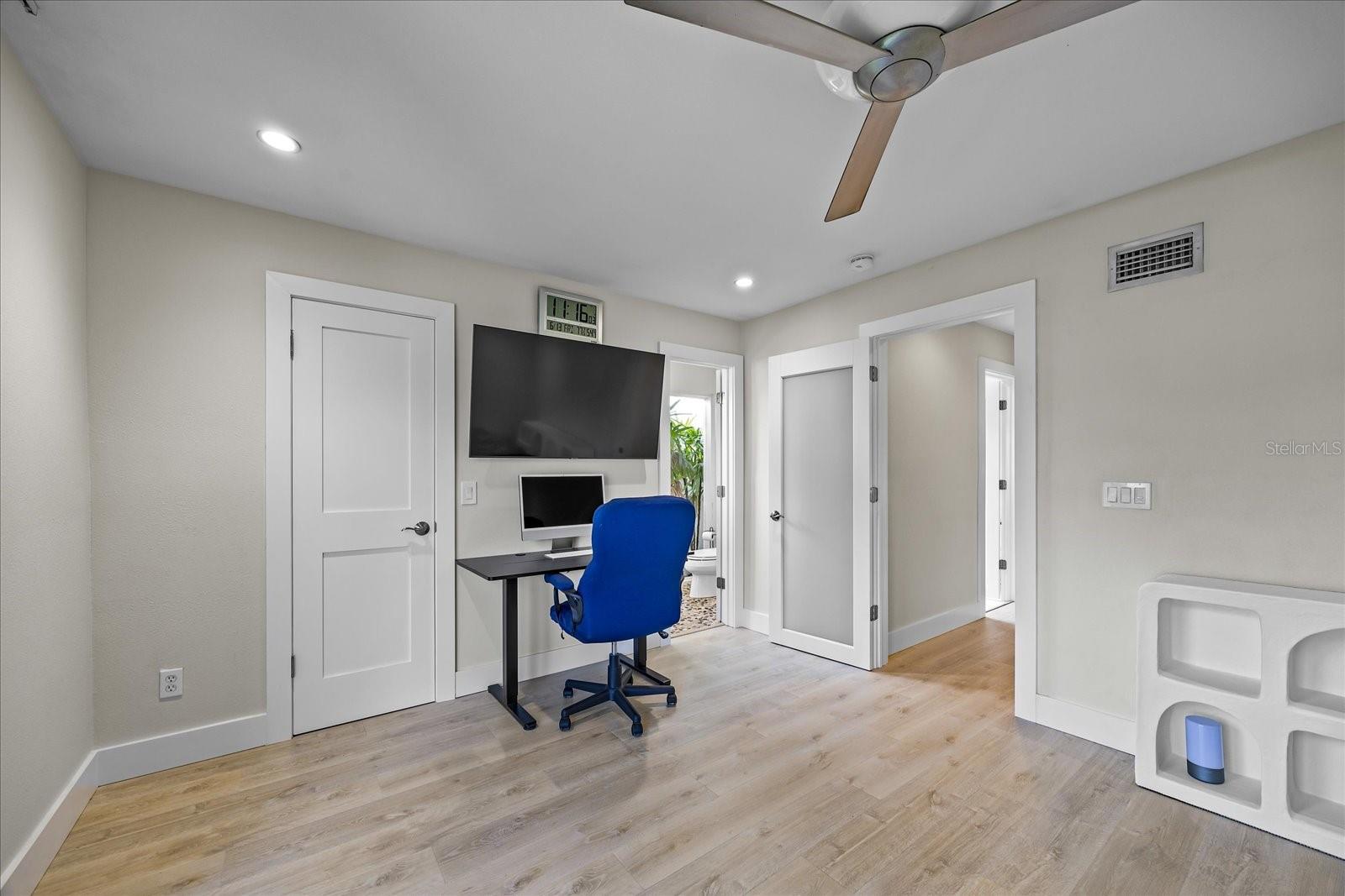 3956 VERSAILLES DR