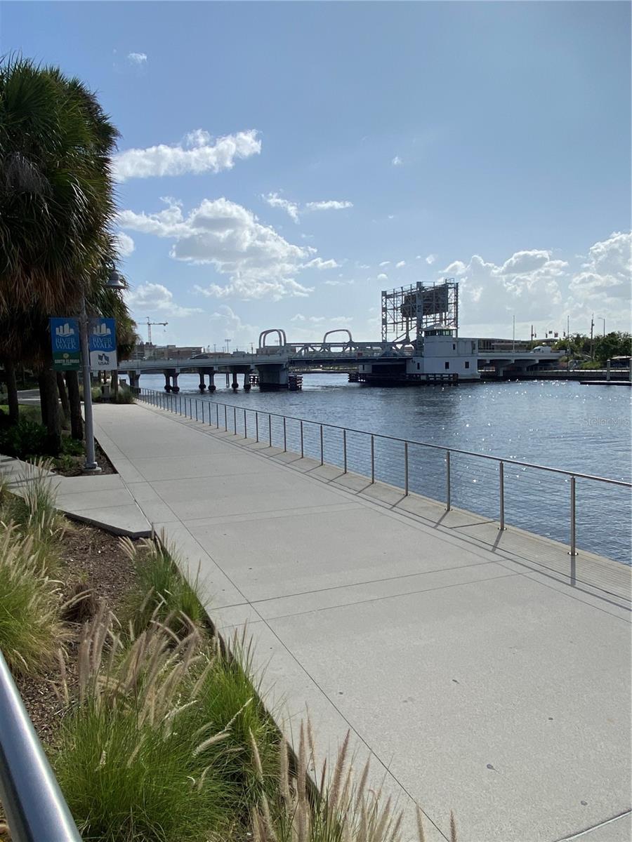 1501 DOYLE CARLTON DR #305