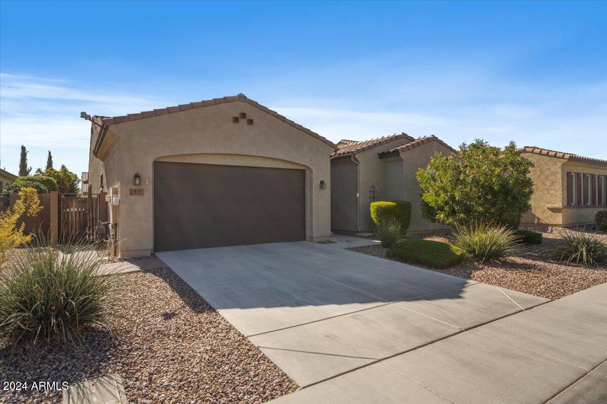 911 E TONTO Place
