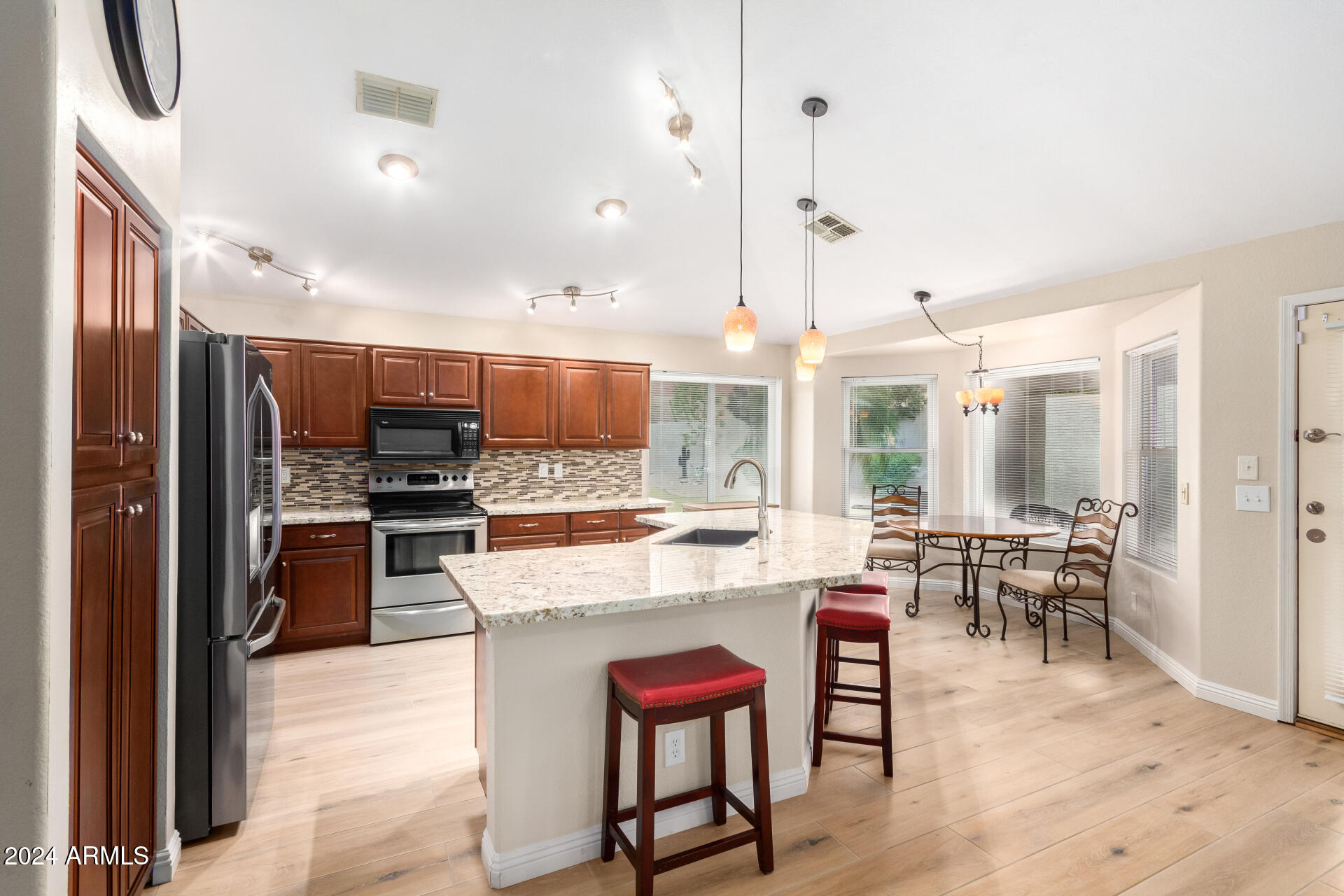 3243 N SAFFRON