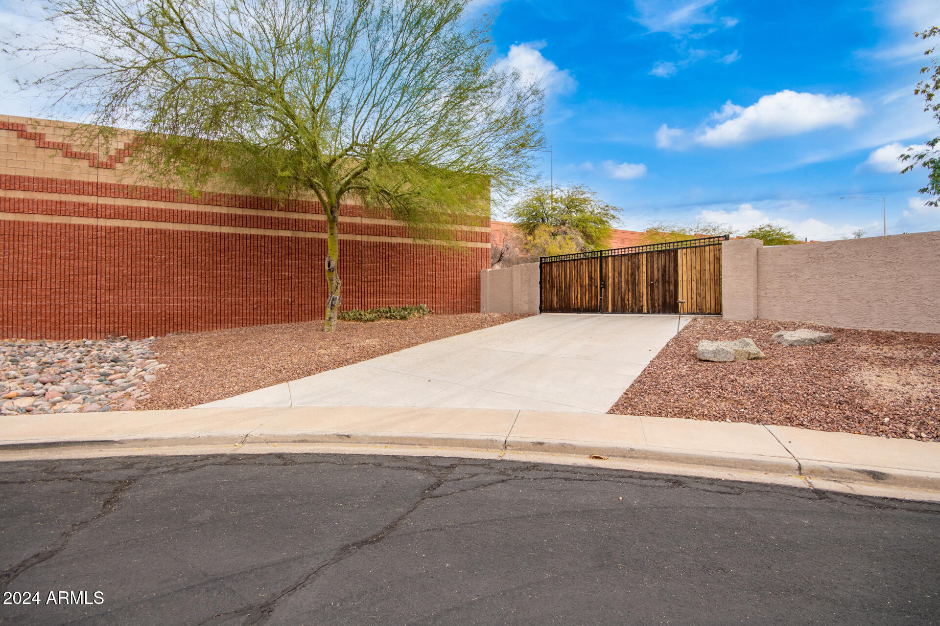 3243 N SAFFRON