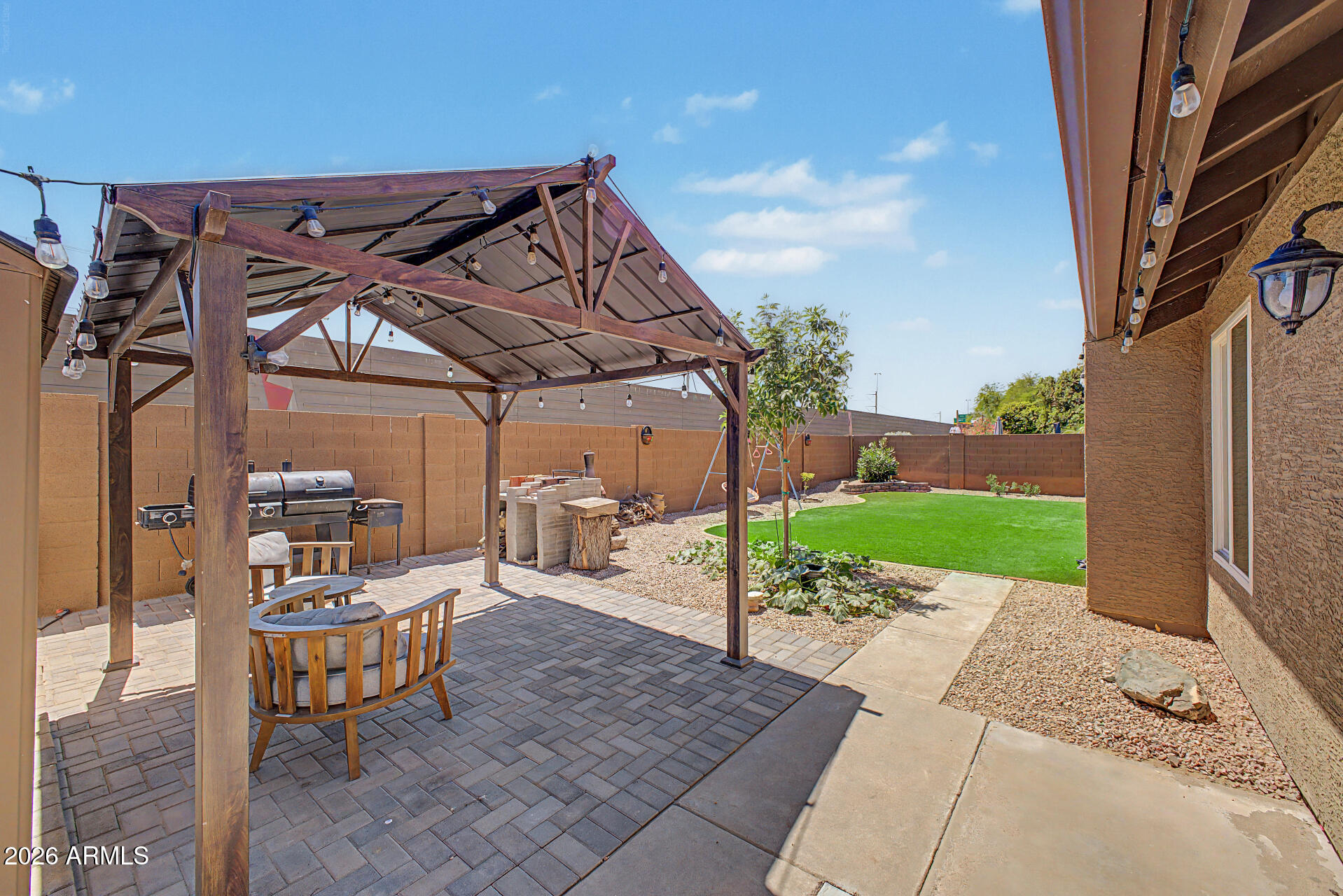 2943 E REDWOOD Lane