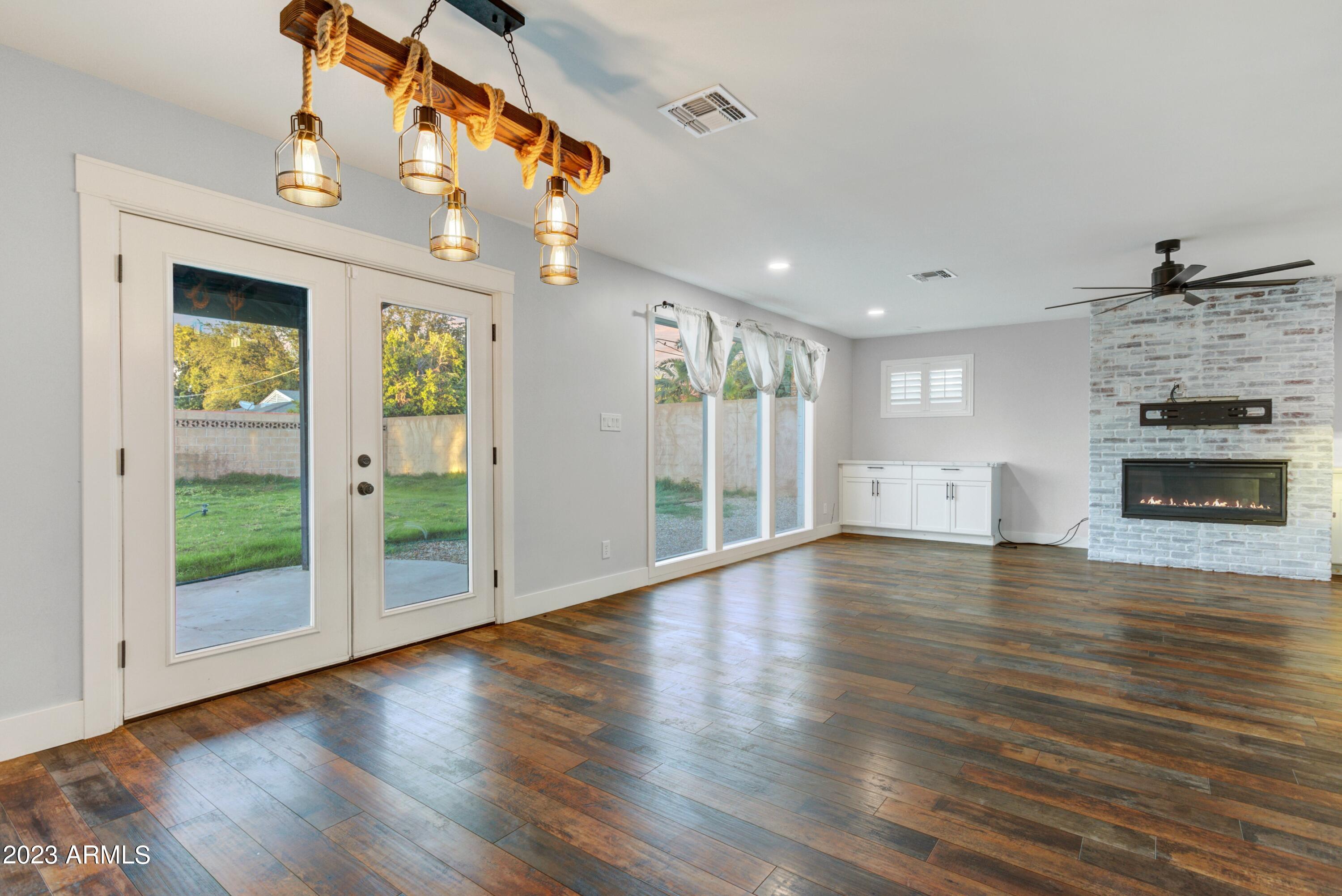 702 E Desert Park Lane