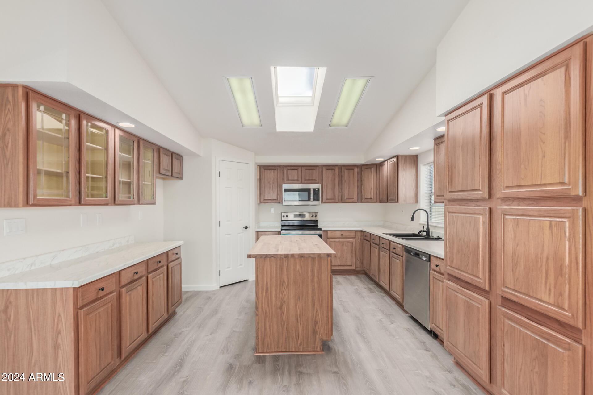 2816 W TWIN PEAKS Lane