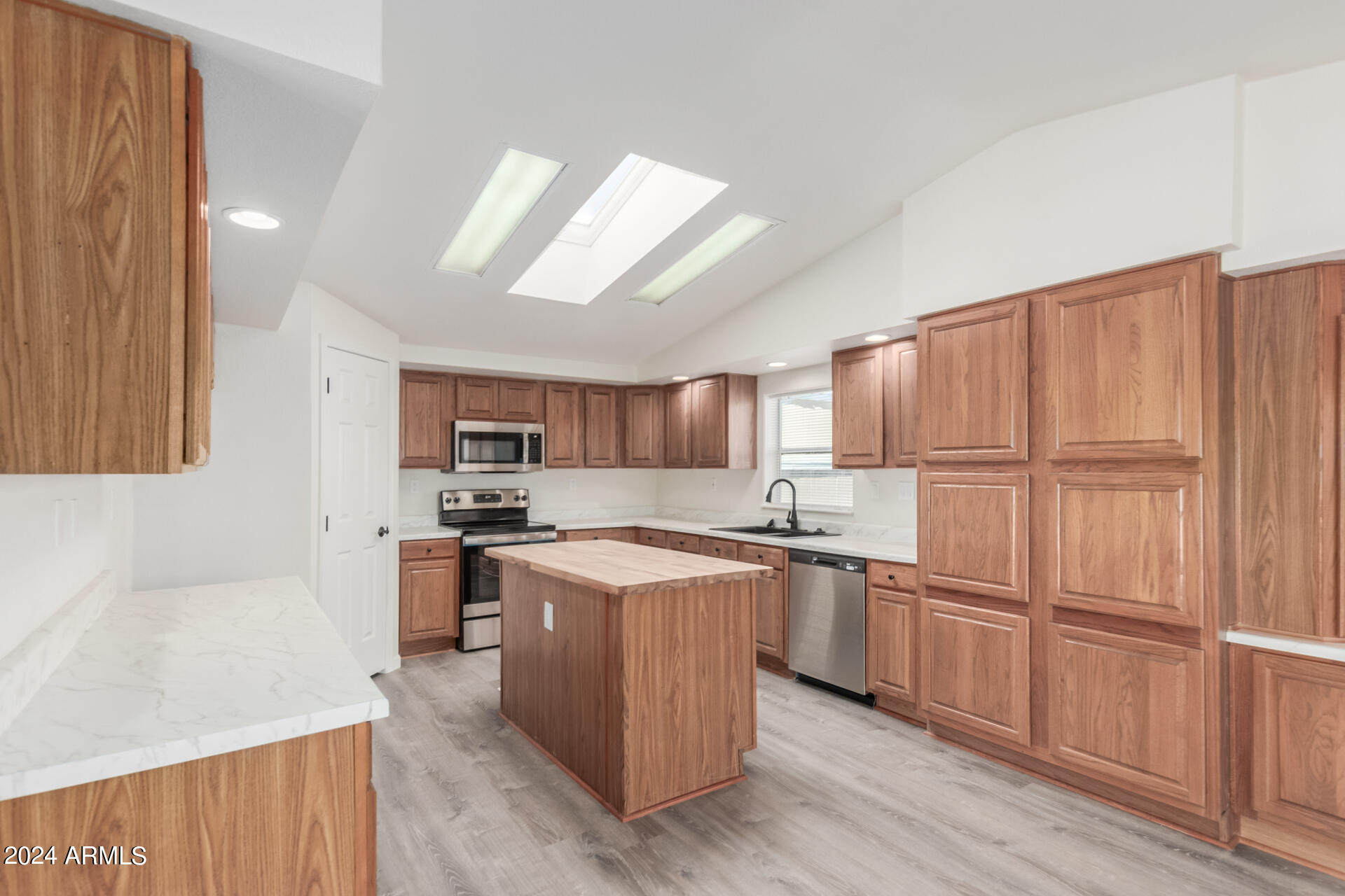 2816 W TWIN PEAKS Lane