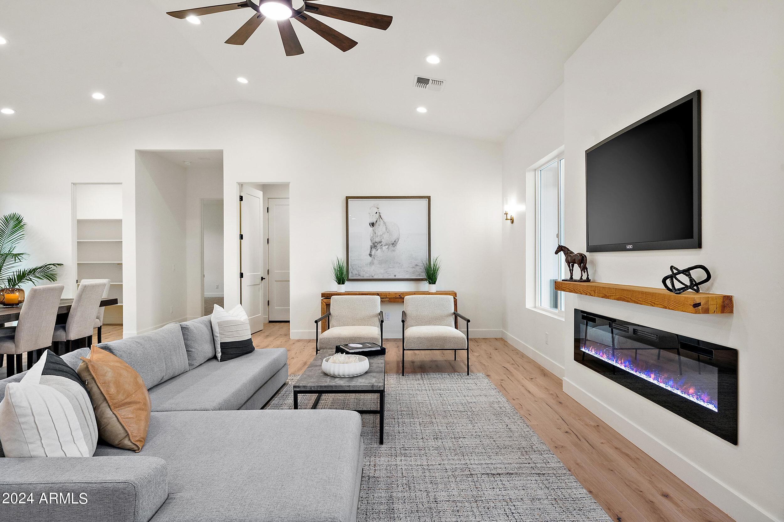 1642 E CIRCLE MOUNTAIN Road