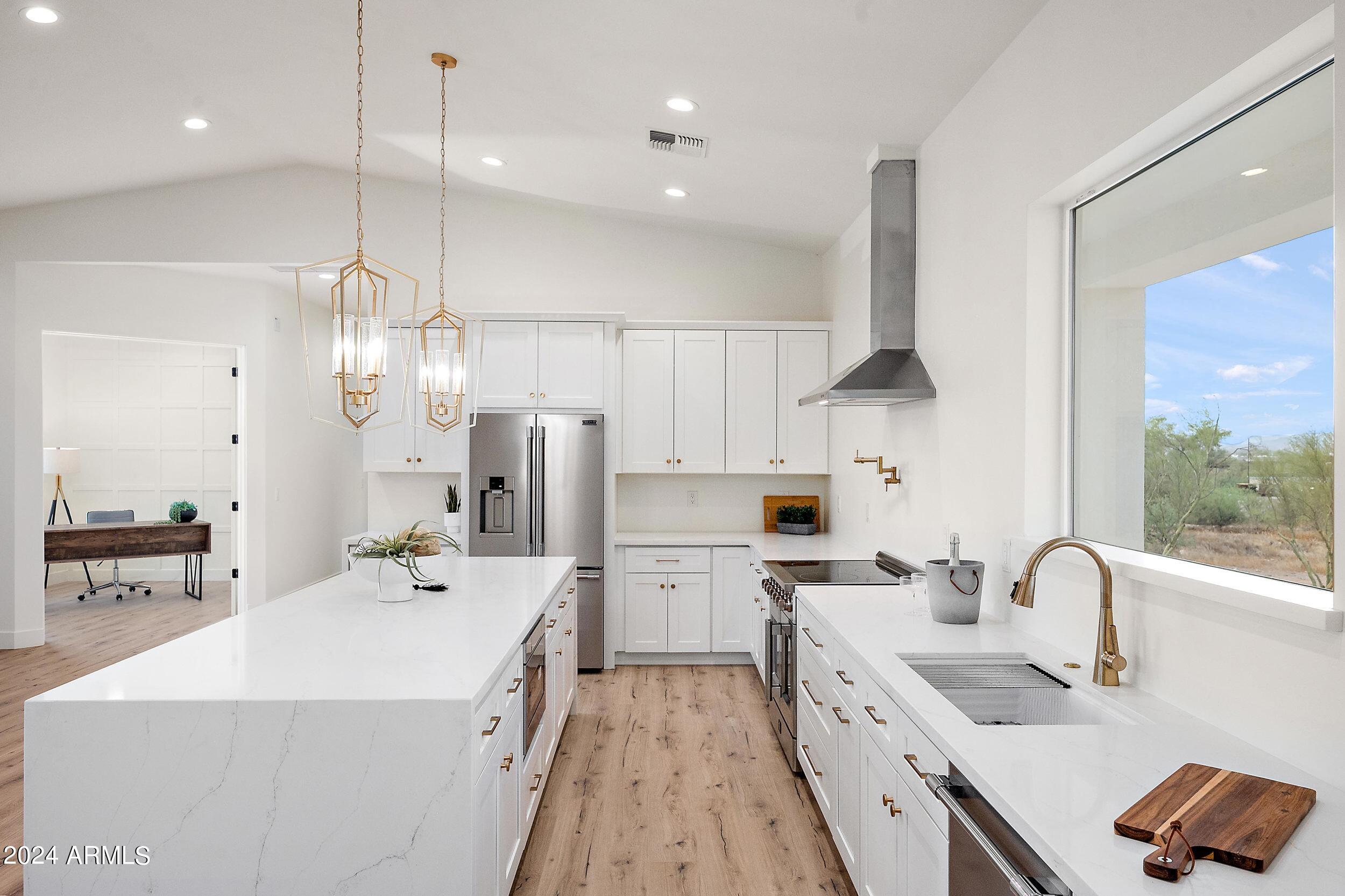 1642 E CIRCLE MOUNTAIN Road