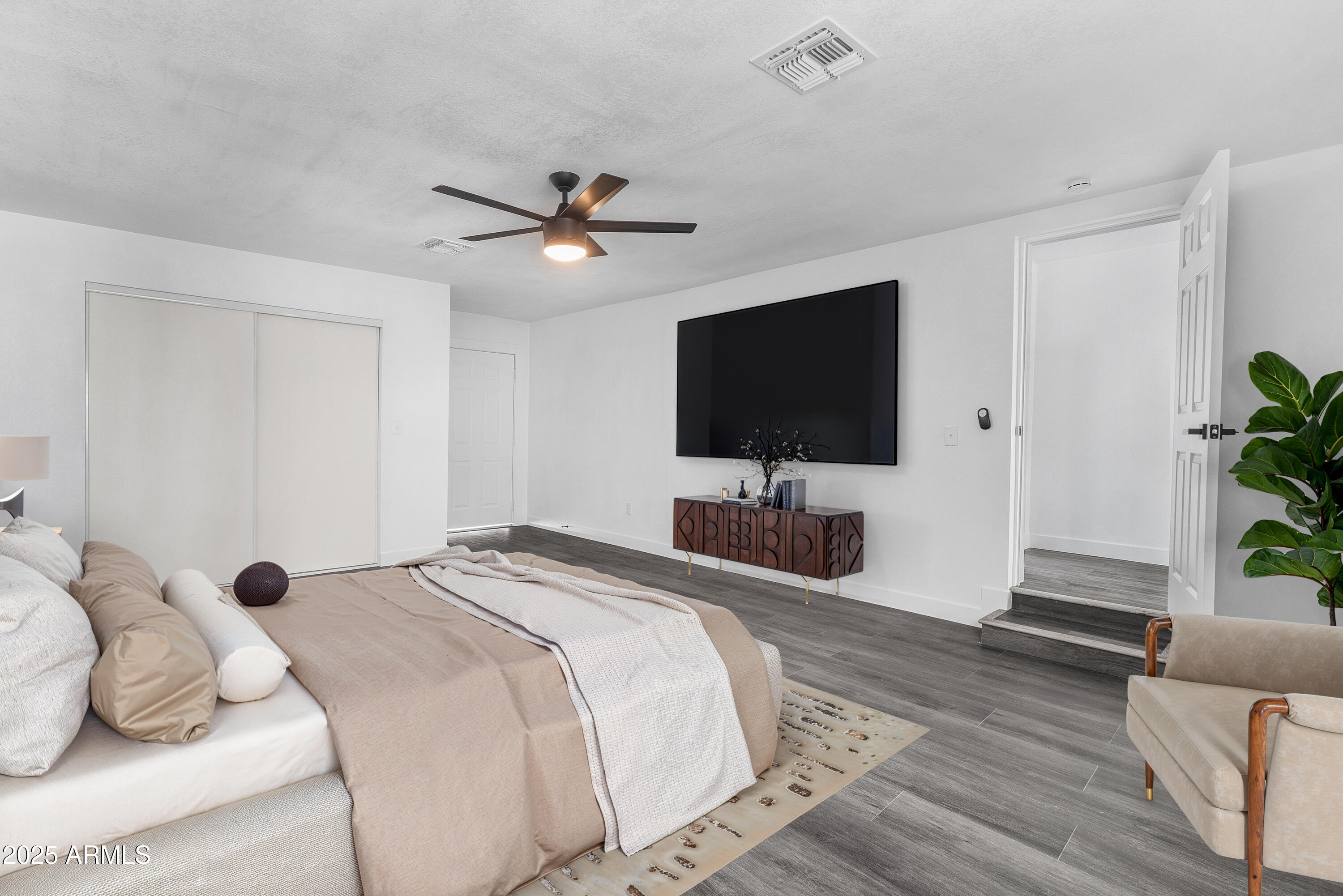 3002 W MANDALAY Lane