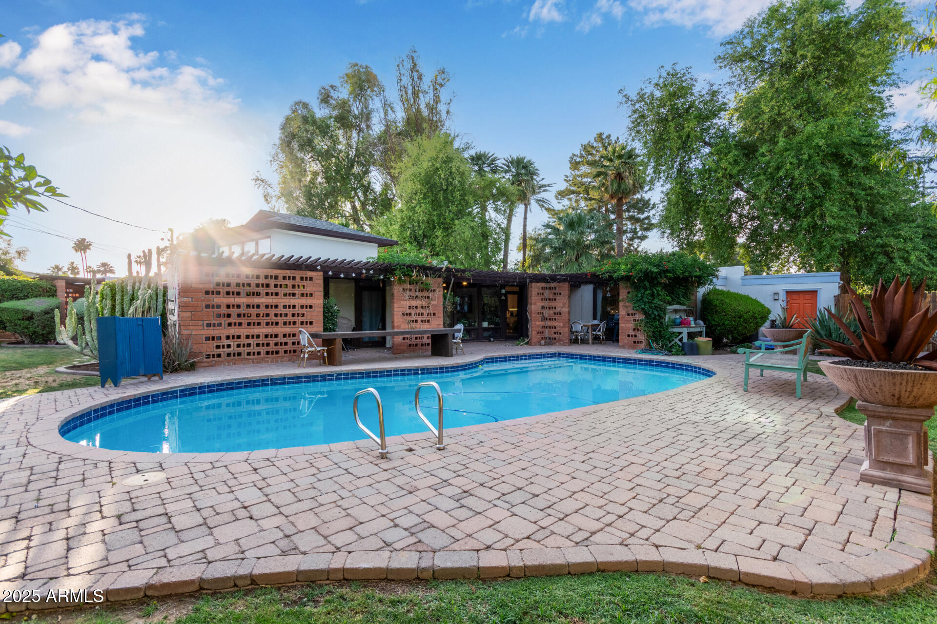 301 W ROYAL PALM Road