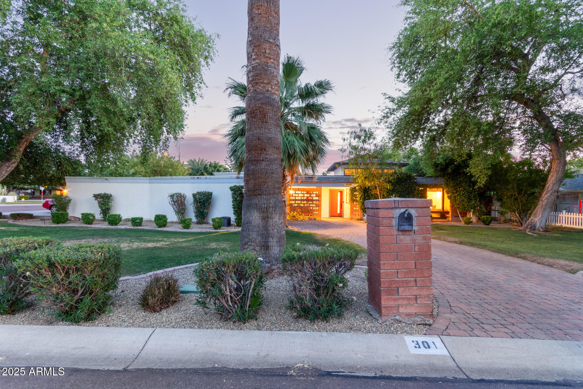 301 W ROYAL PALM Road