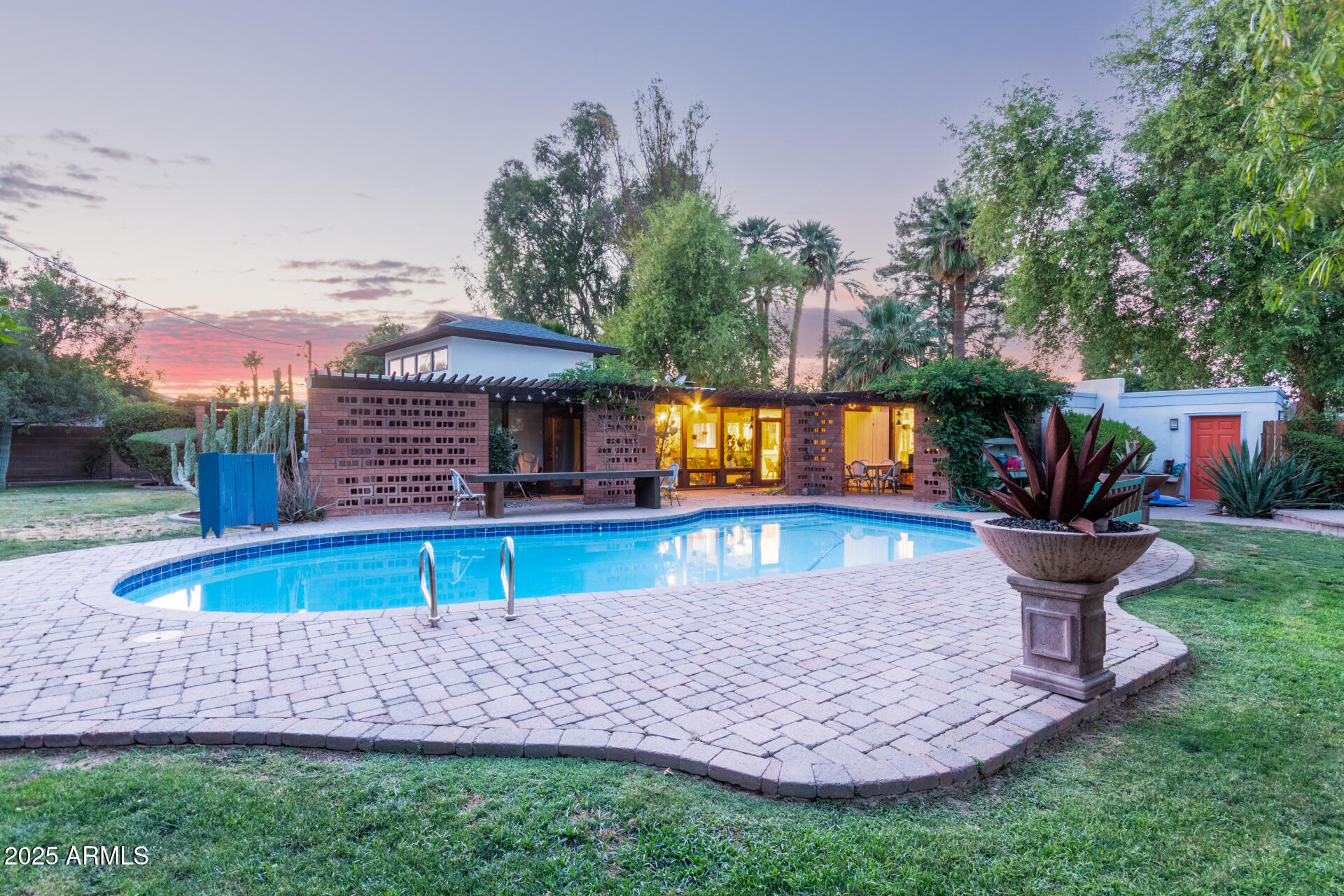 301 W ROYAL PALM Road