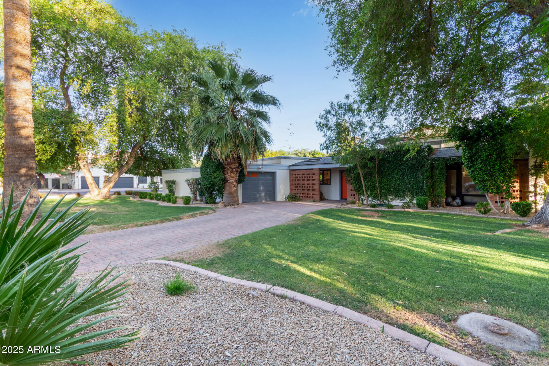 301 W ROYAL PALM Road