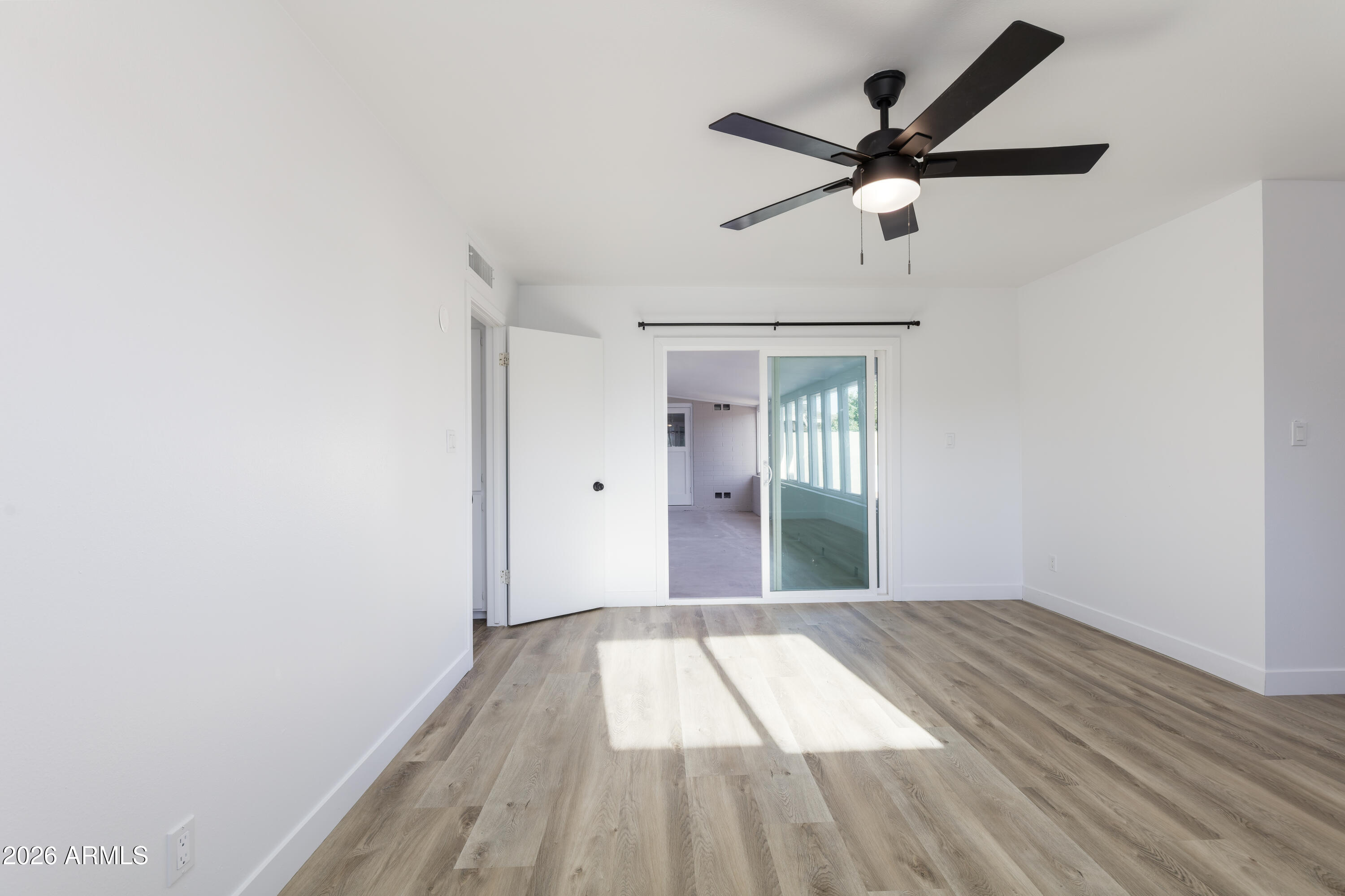 1041 E FAIRMONT Drive