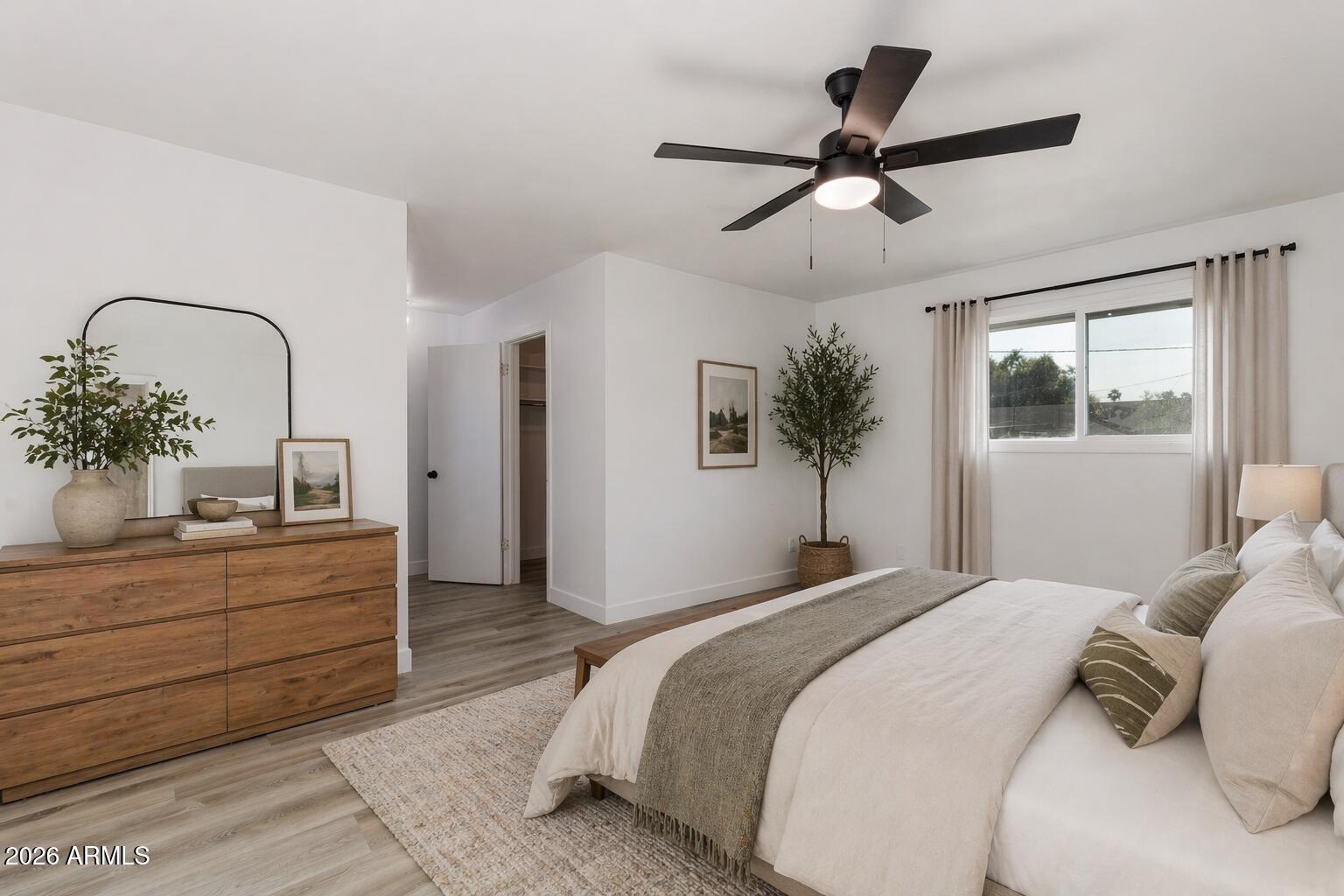 1041 E FAIRMONT Drive