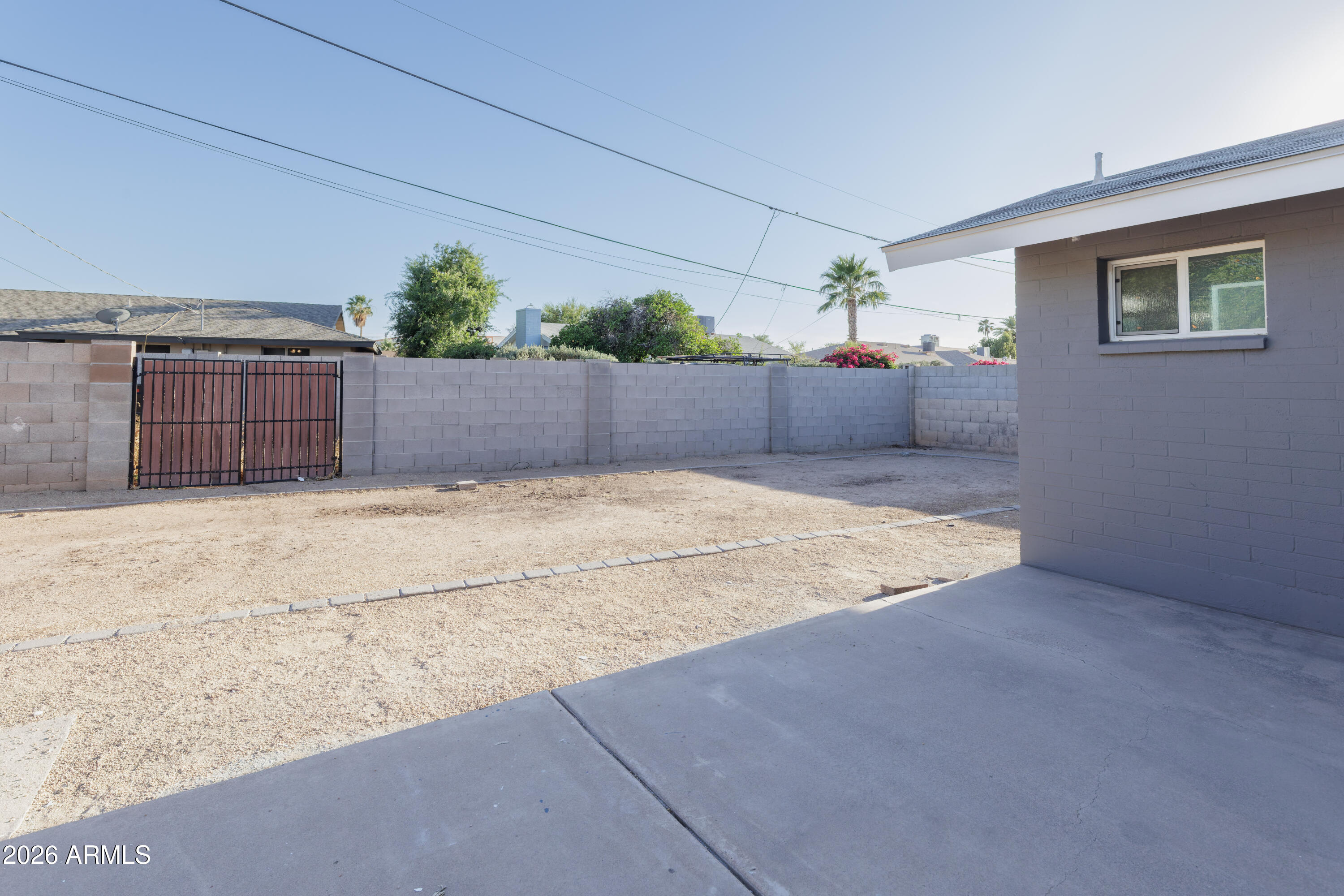 1041 E FAIRMONT Drive