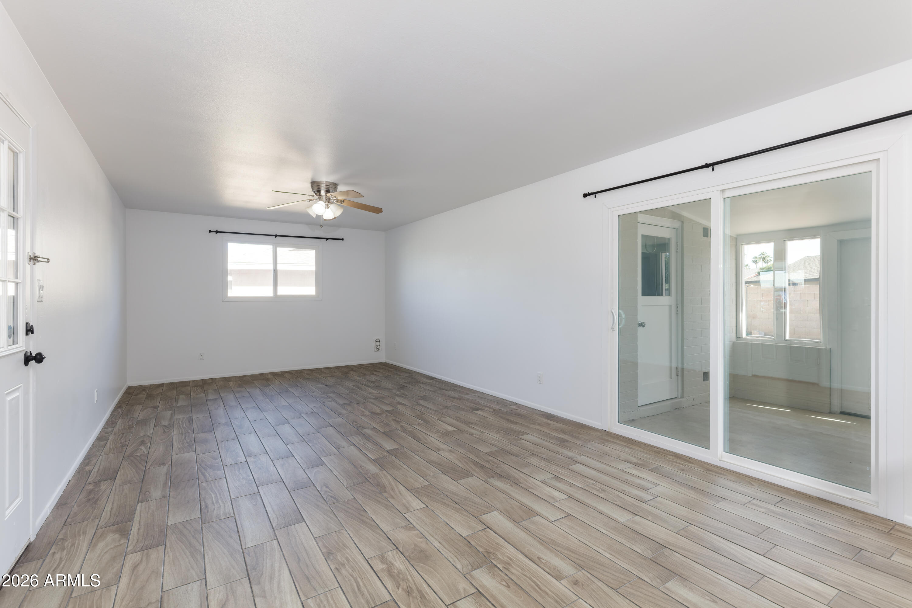 1041 E FAIRMONT Drive