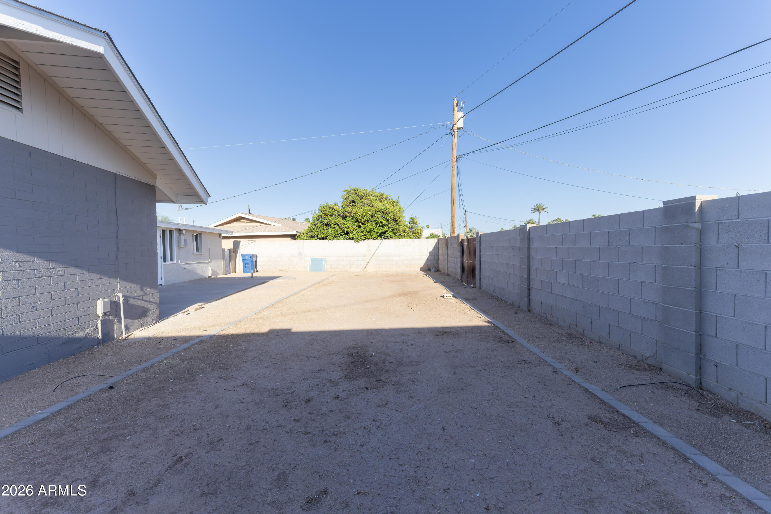 1041 E FAIRMONT Drive