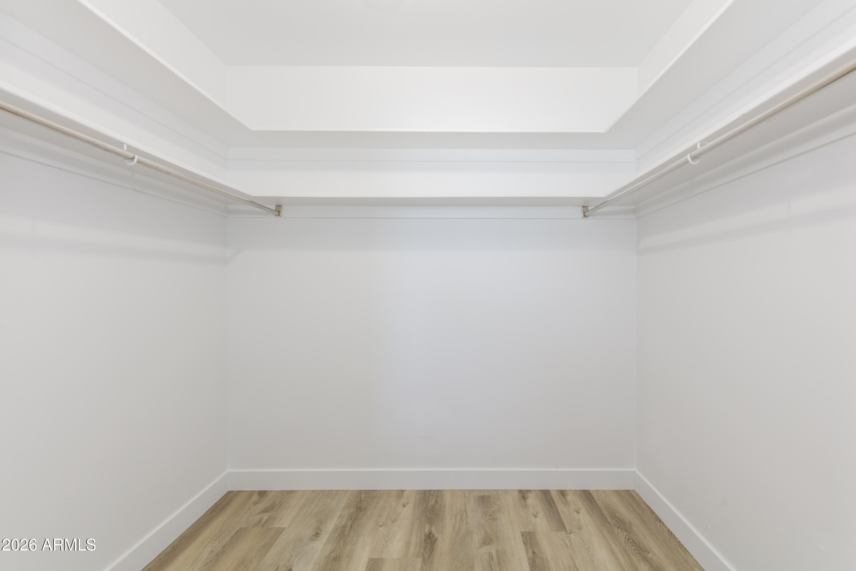 1041 E FAIRMONT Drive