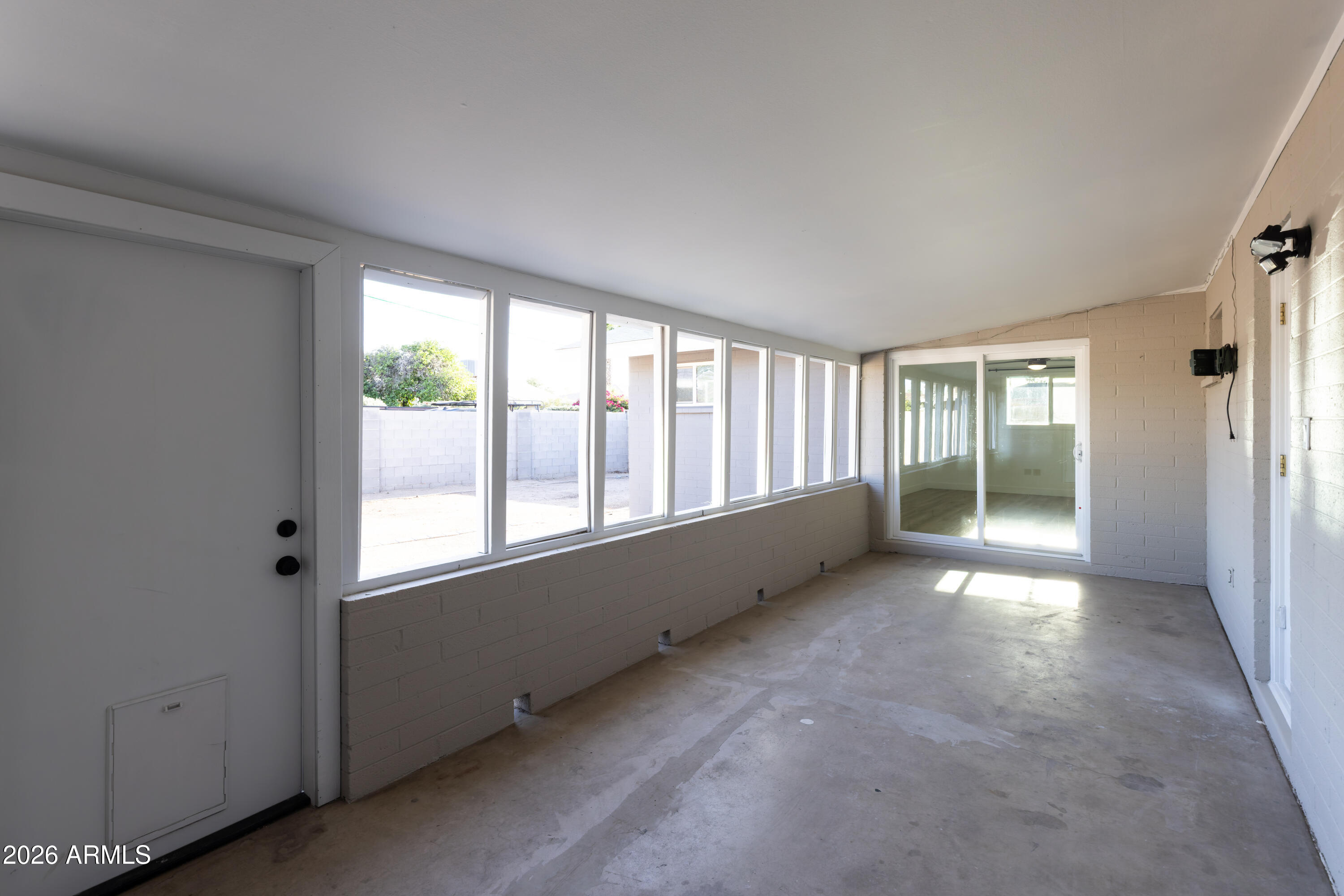 1041 E FAIRMONT Drive