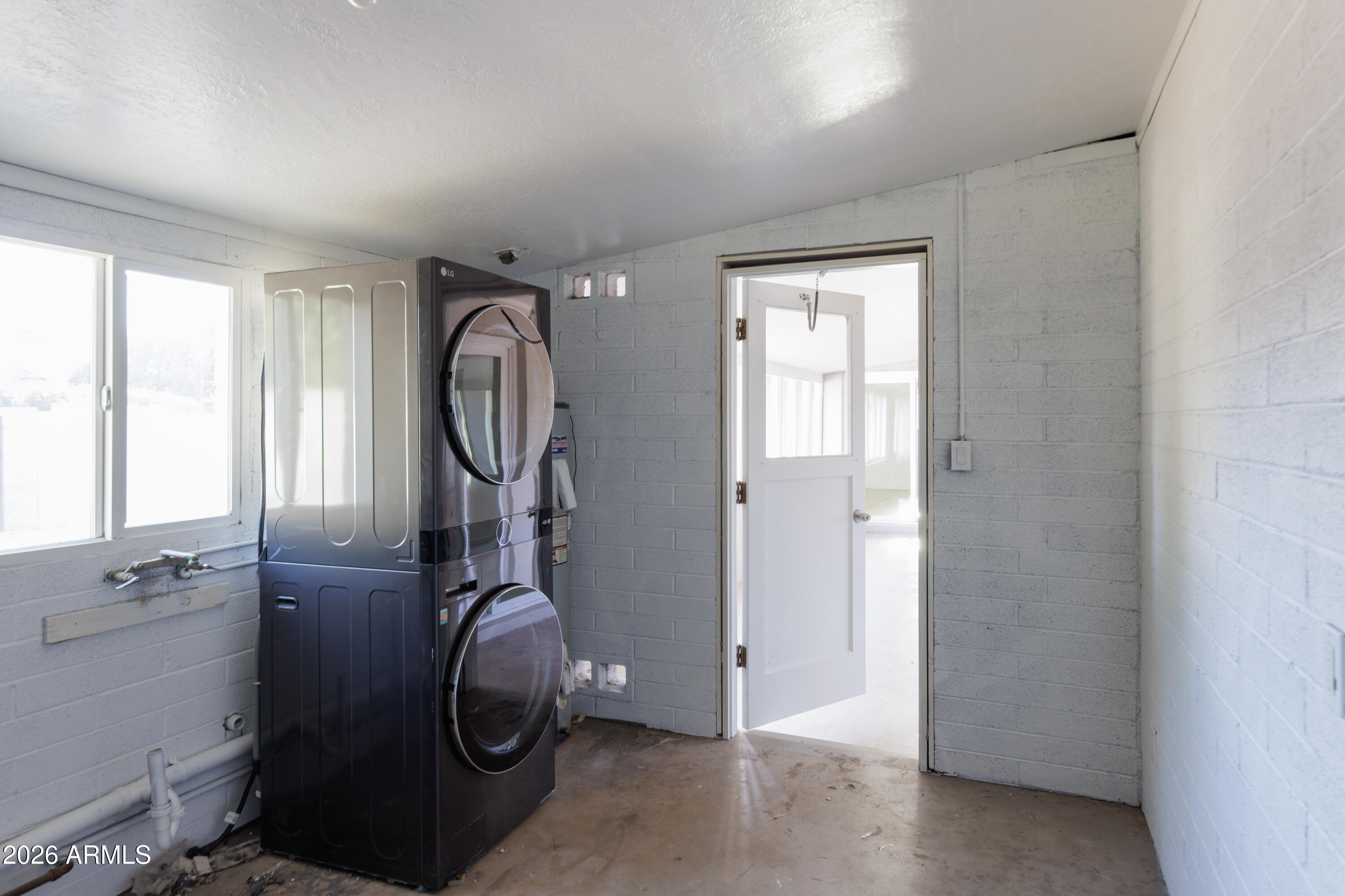 1041 E FAIRMONT Drive