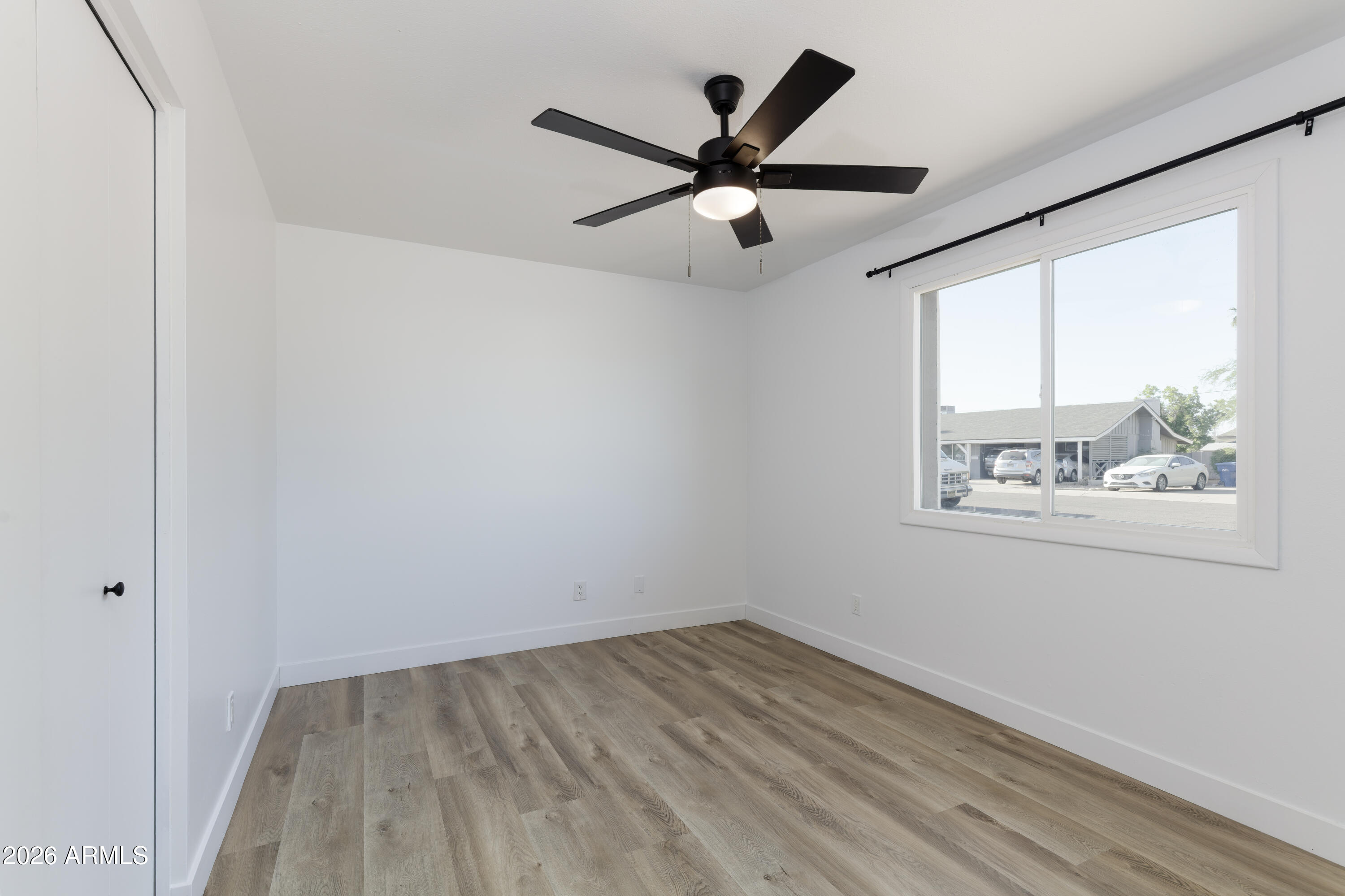 1041 E FAIRMONT Drive