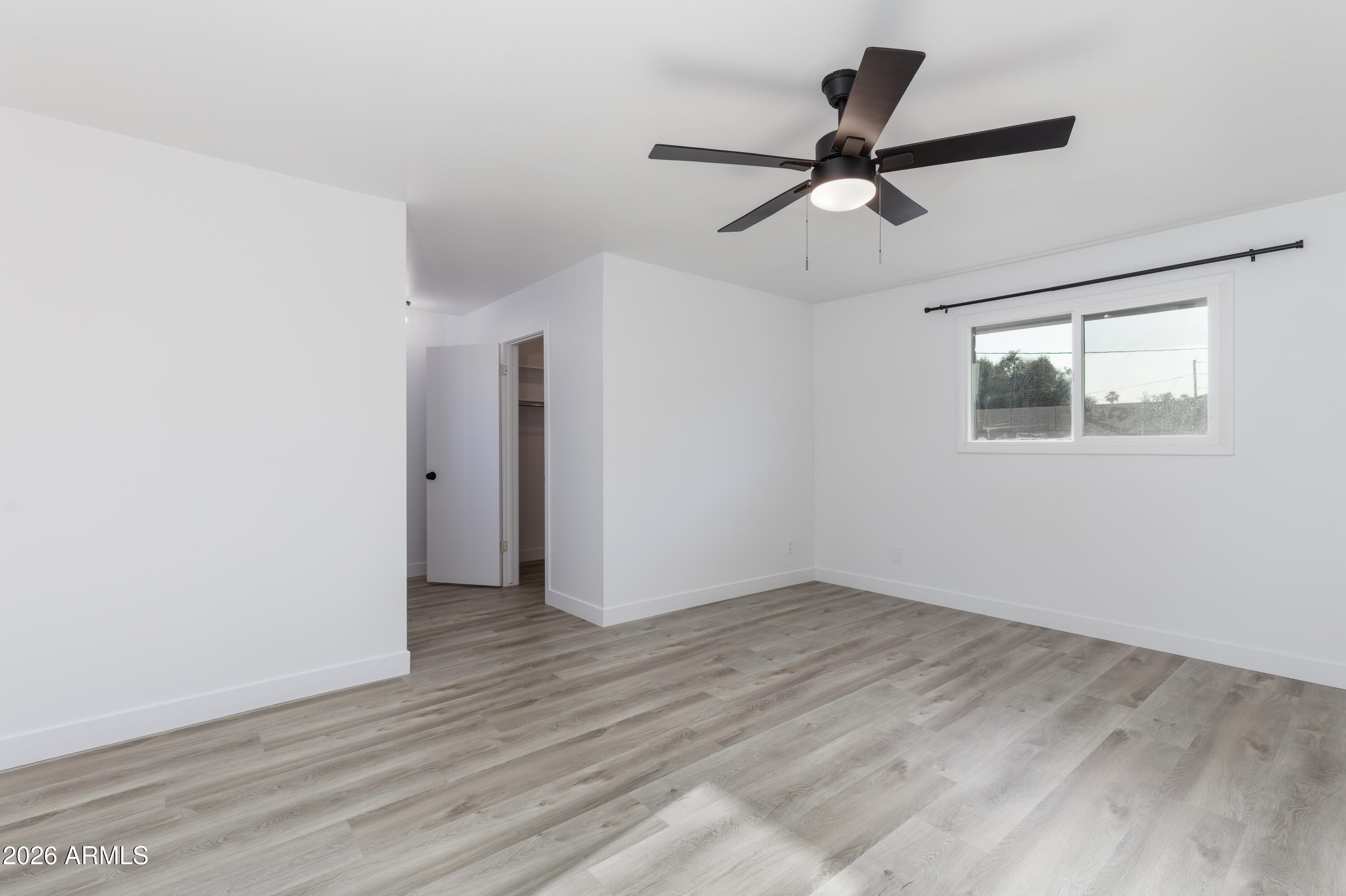 1041 E FAIRMONT Drive