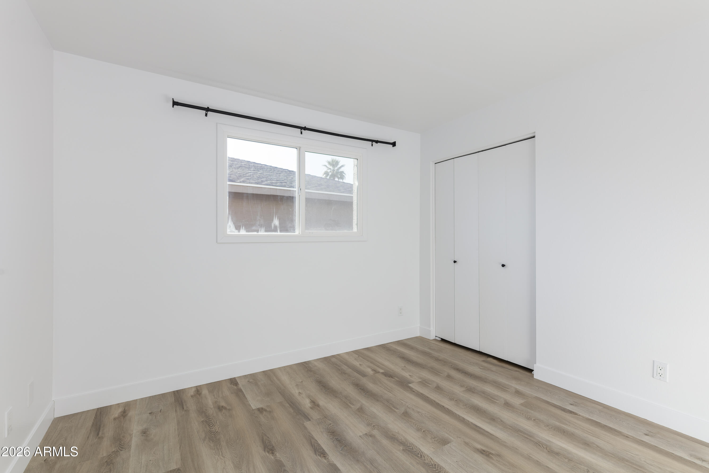 1041 E FAIRMONT Drive