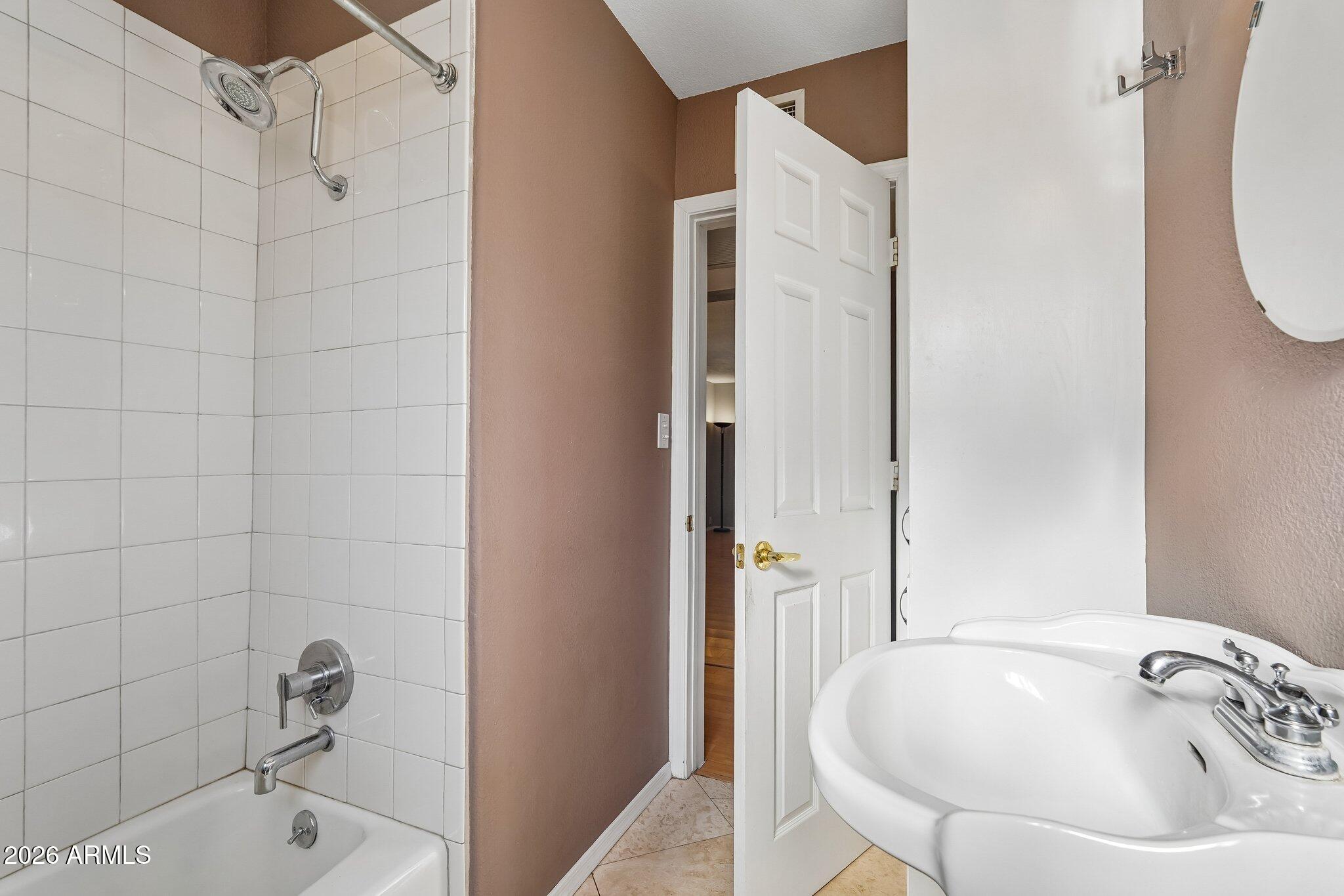 37 W EDGEMONT Avenue