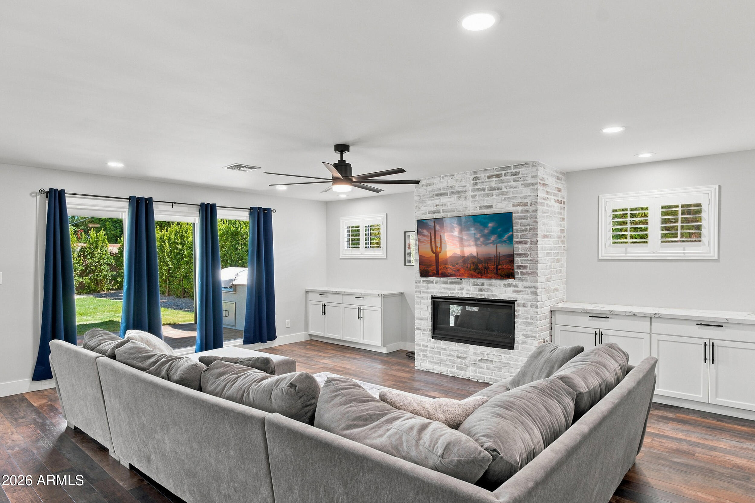702 E DESERT PARK Lane