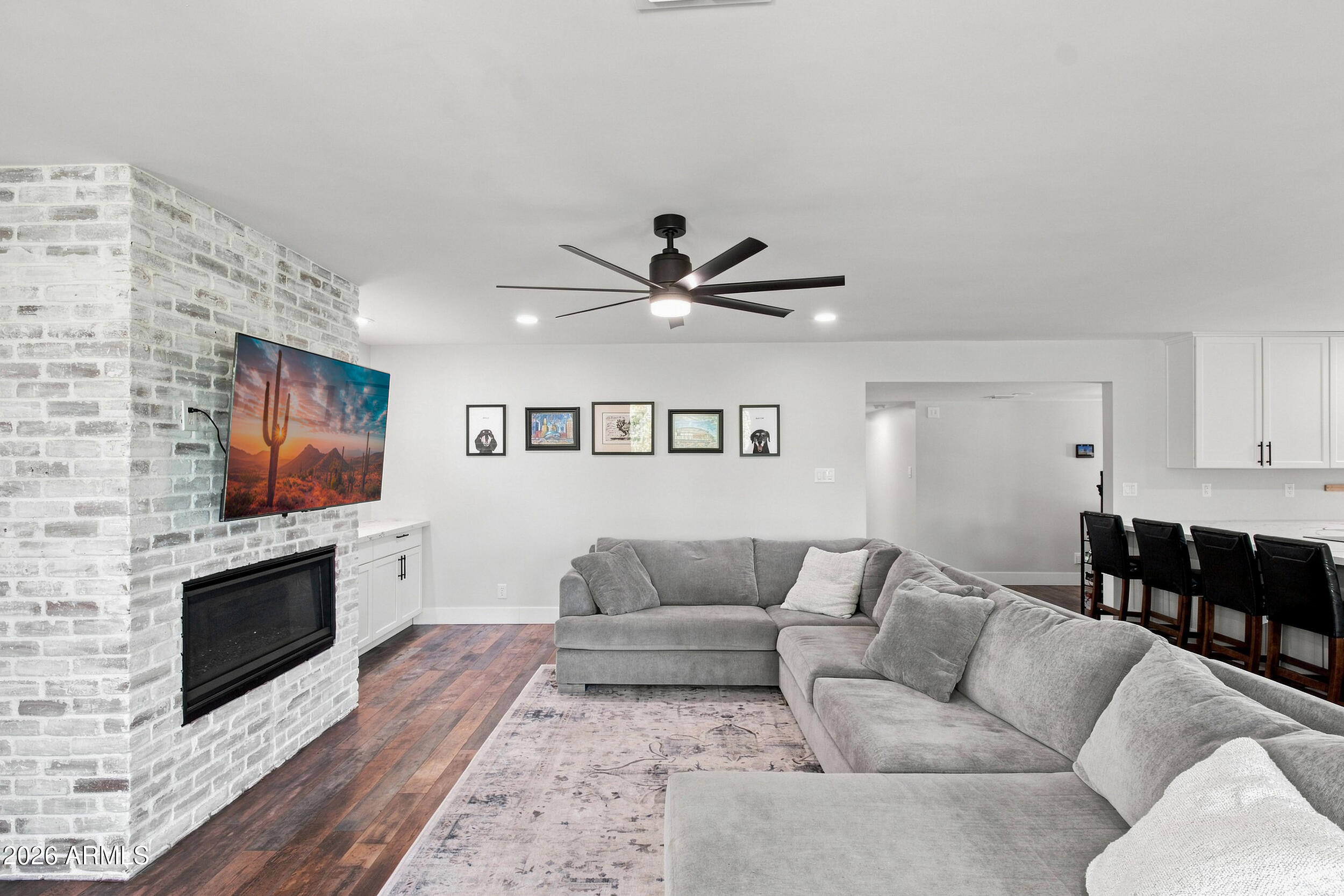 702 E DESERT PARK Lane