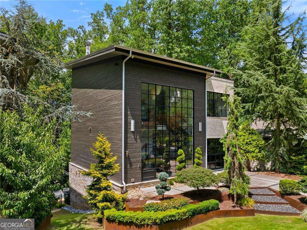 569 Overbrook Drive NW