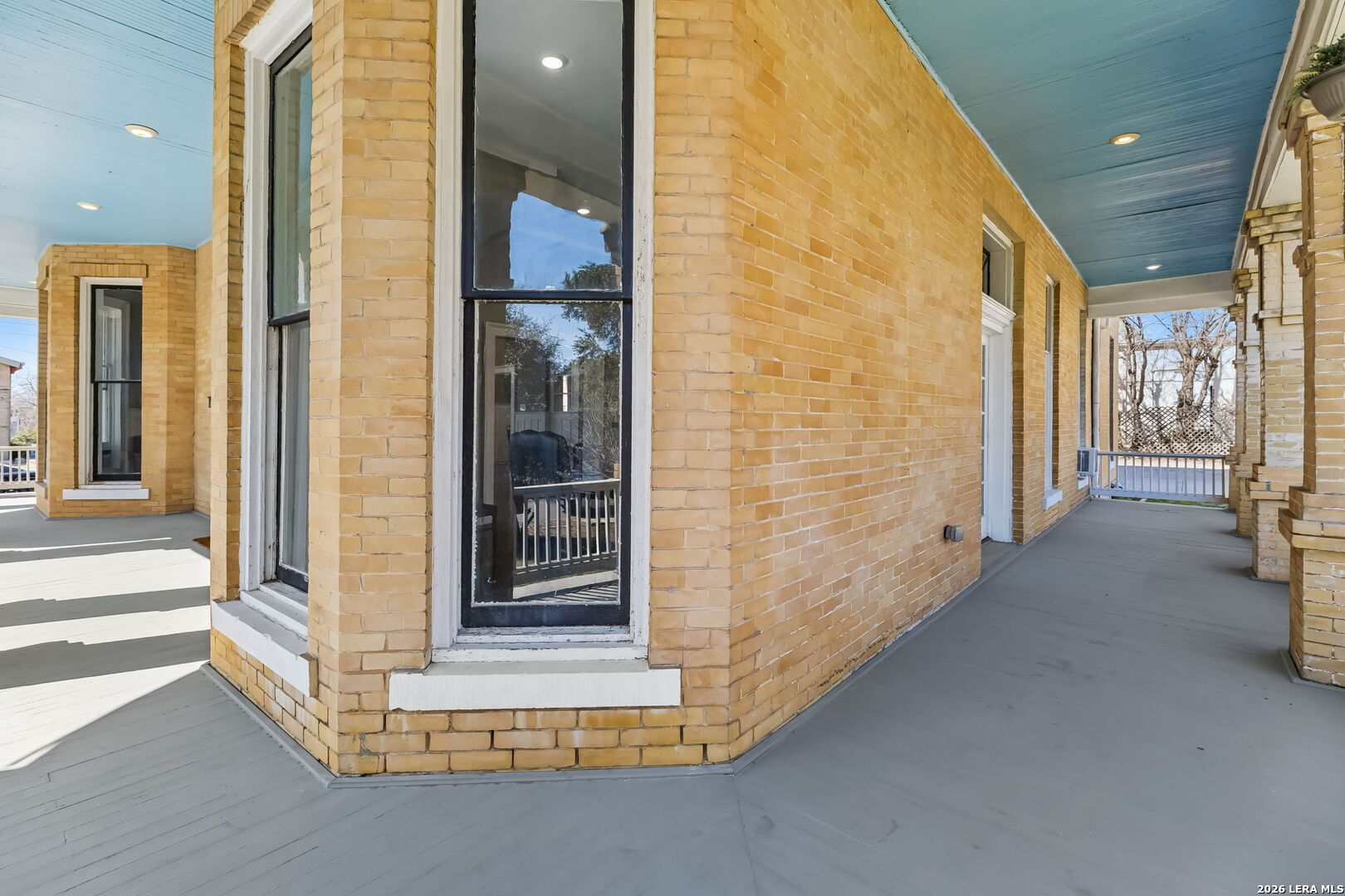 339 W Woodlawn Ave