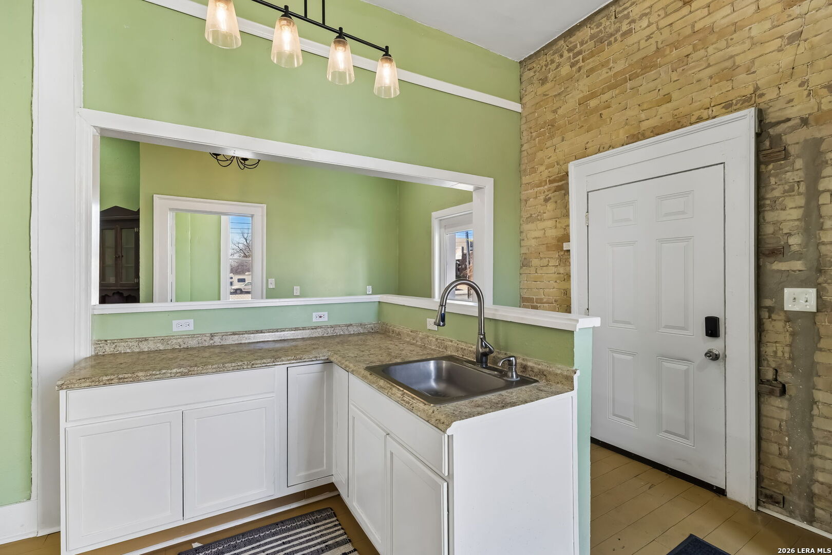 339 W Woodlawn Ave