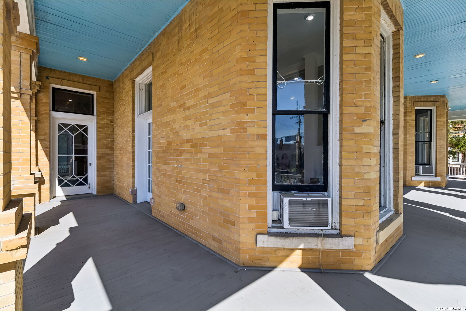 339 W Woodlawn Ave