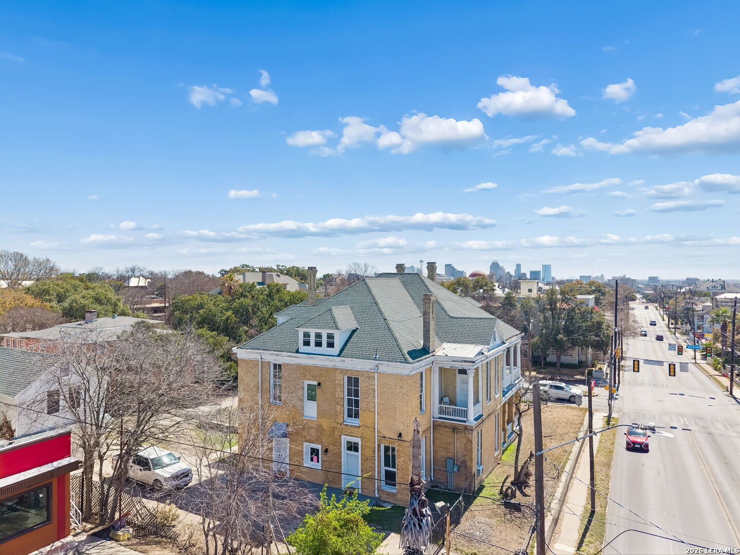 339 W Woodlawn Ave