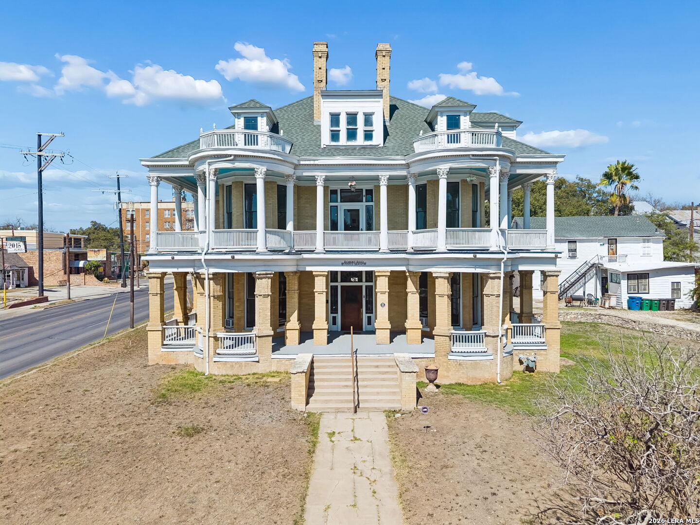 339 W Woodlawn Ave