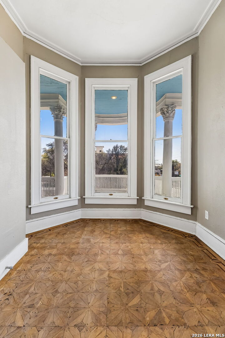 339 W Woodlawn Ave