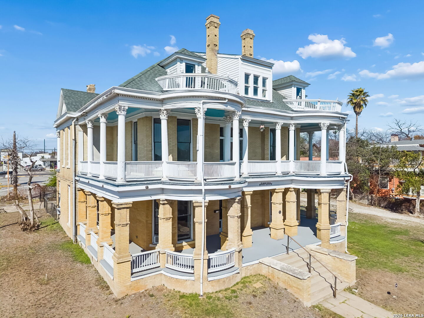 339 W Woodlawn Ave