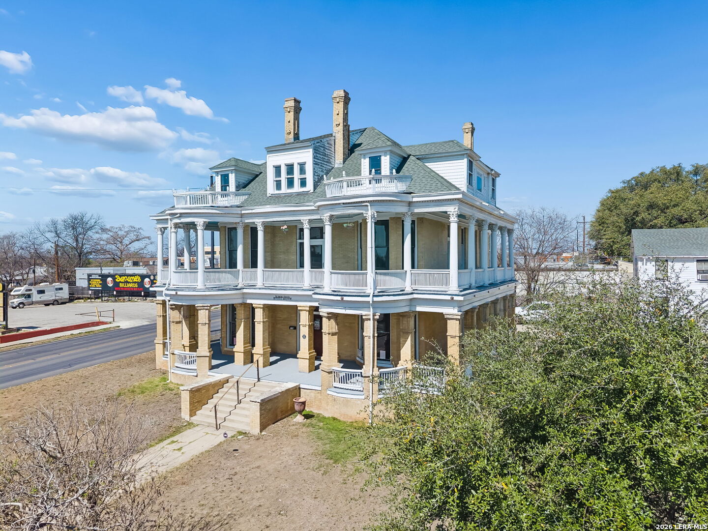339 W Woodlawn Ave