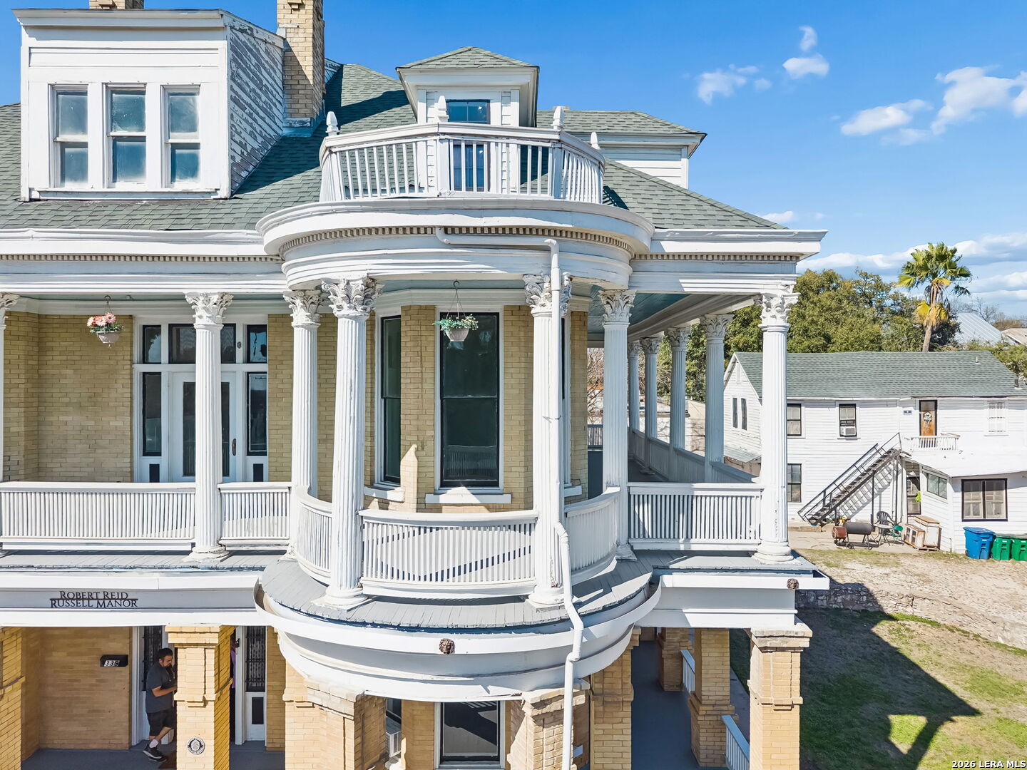 339 W Woodlawn Ave