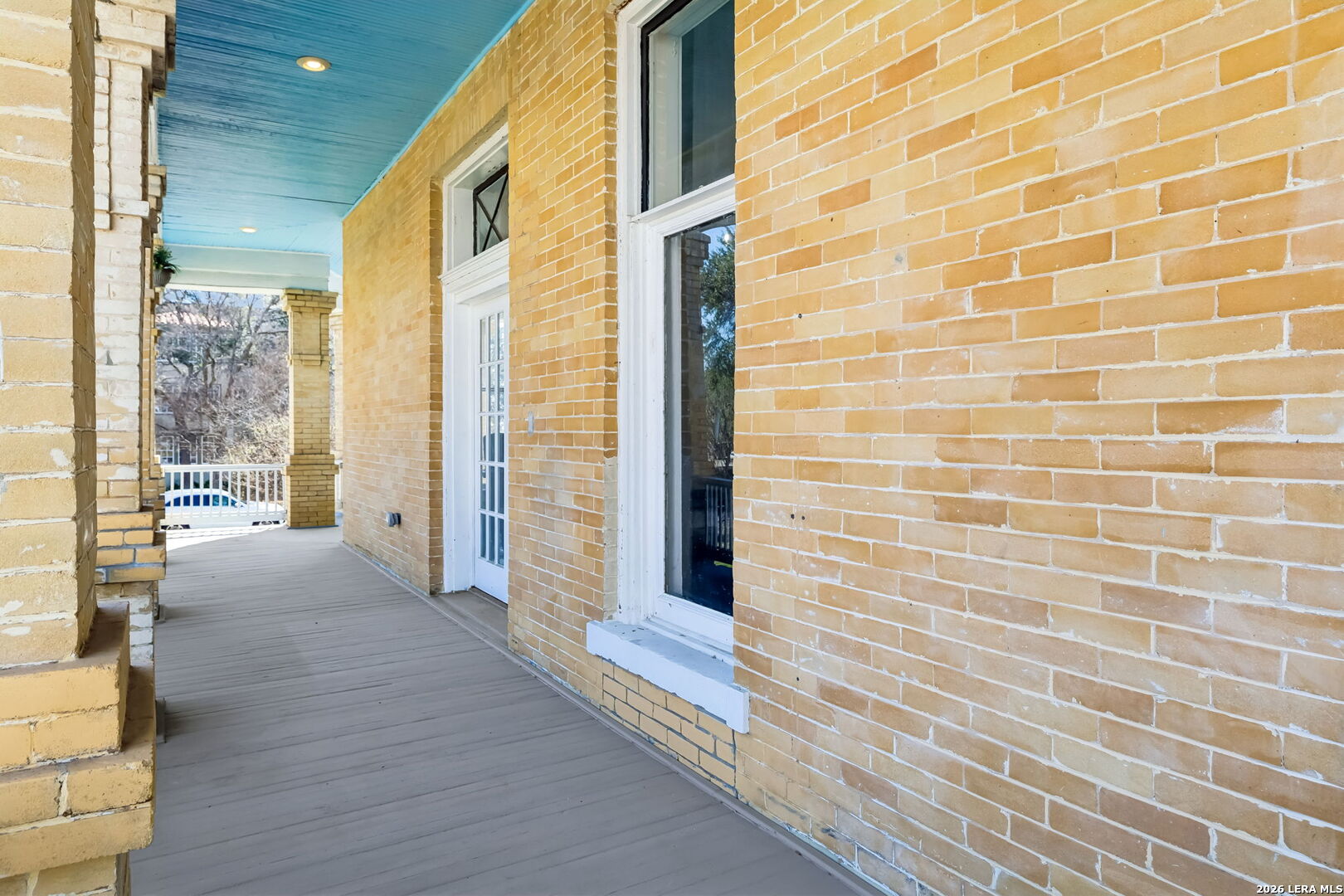 339 W Woodlawn Ave