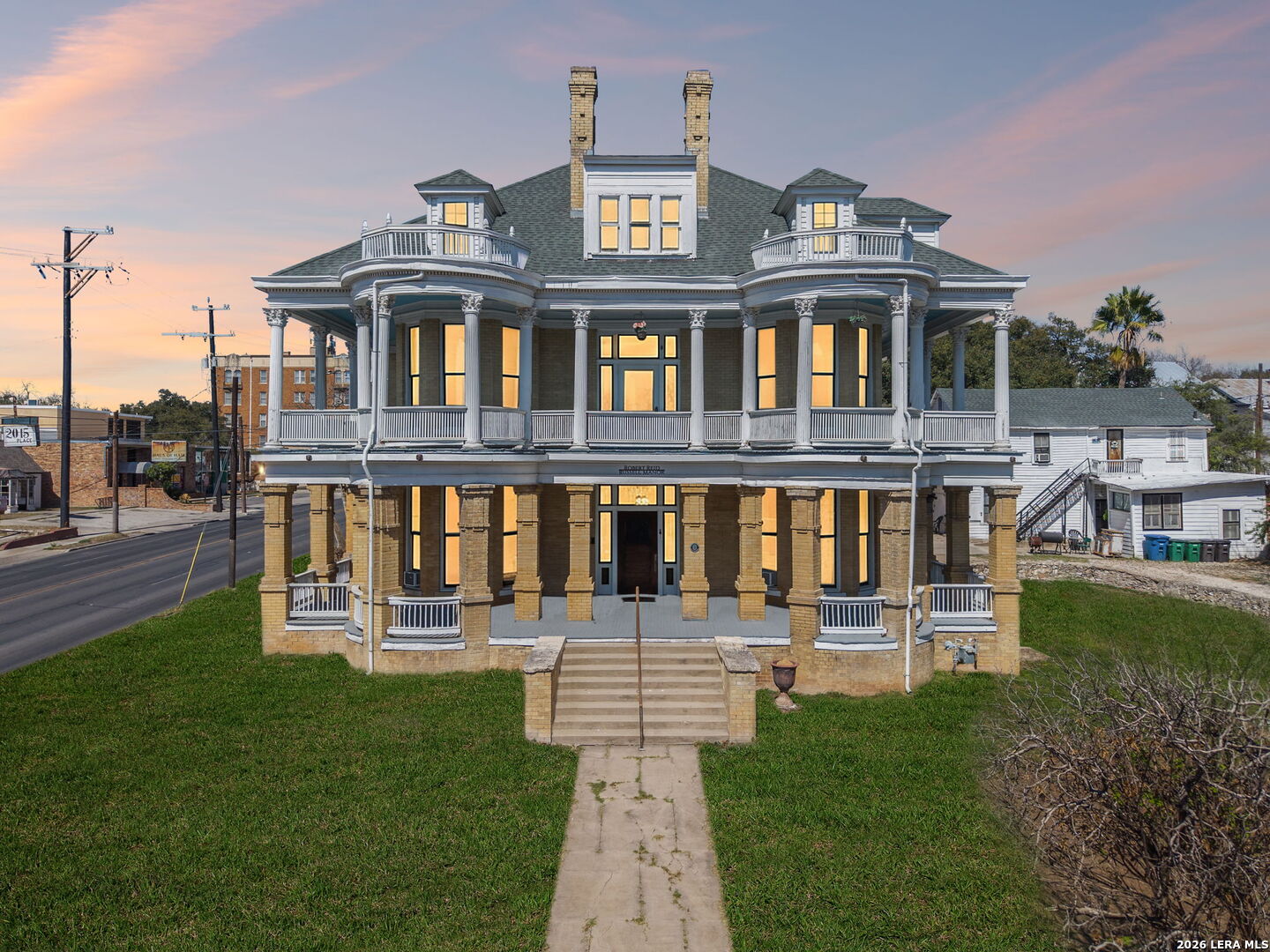339 W Woodlawn Ave