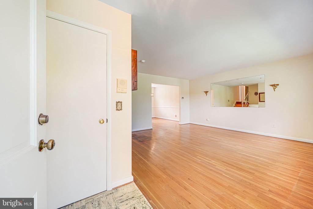 12102 Hunters Ln