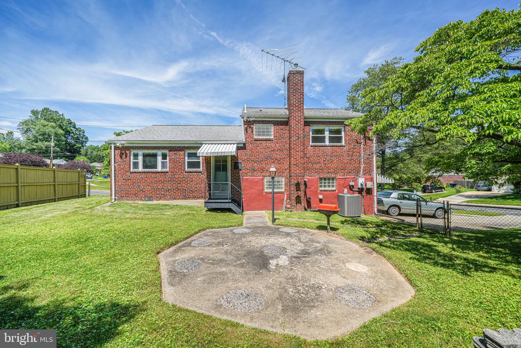 12102 Hunters Ln