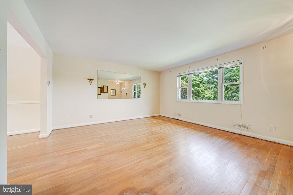 12102 Hunters Ln