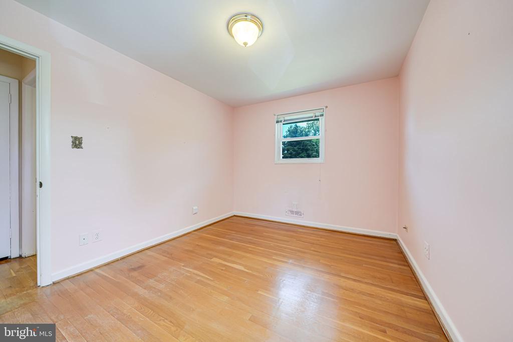 12102 Hunters Ln